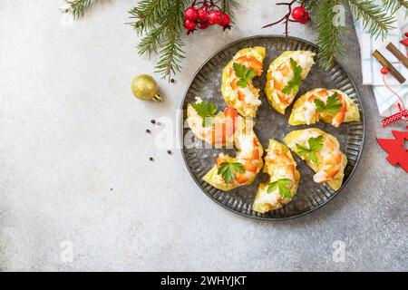 Hors-d'œuvre de Noël. Crevettes sur ananas avec garniture de fromage sur la table de fête. Vue de dessus. Copier l'espace. Banque D'Images