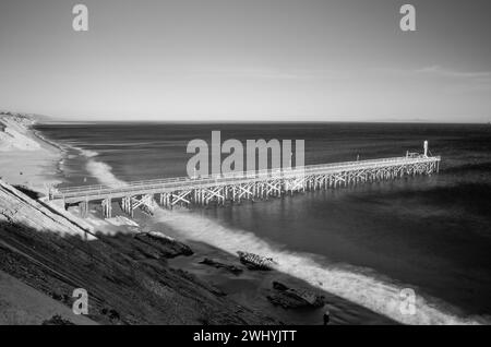 Jetée de Gaviota, Noir et blanc, structure côtière, scène monochrome, vues sur l'océan, architecture de la jetée, tranquillité en bord de mer Banque D'Images