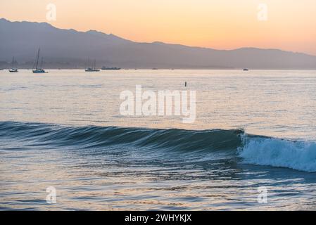 Vagues brisant, eau claire, lever du soleil, beauté côtière, vagues océaniques, lumière du matin, Seafoam, Sunrise Reflections, Breaking surf Banque D'Images