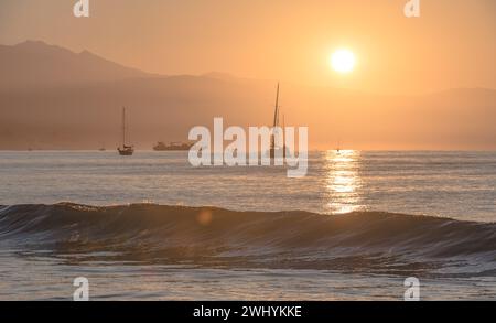 Vagues brisant, eau claire, lever du soleil, beauté côtière, vagues océaniques, lumière du matin, Seafoam, Sunrise Reflections, Breaking surf Banque D'Images