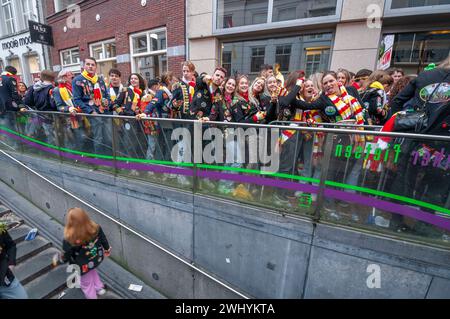 Visiteurs et fêtards posent pour une photo pendant le Carnaval 2024 dans le centre-ville de Den Bosh. En raison de l’afflux massif de visiteurs cette année, la municipalité a demandé aux visiteurs potentiels s’ils pouvaient annuler leur visite. Le carnaval d’Oeteldonk est officiellement célébré du dimanche 11 février au mardi 13 février. 'S-Hertogenbosch change alors de nom en Oeteldonk pour l'événement. Le carnaval est un festival célébré à Den Bosch depuis plus de 550 ans et qui attire de nombreux visiteurs de l'extérieur de la ville. En raison du grand nombre de perturbations dans son passé et de s'assurer que tout le monde Banque D'Images