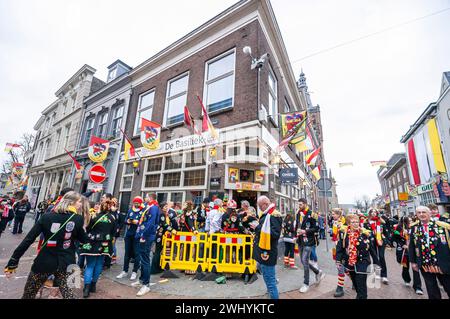 Visiteurs et fêtards pendant le Carnaval 2024 dans le centre-ville de Den Bosh. En raison de l’afflux massif de visiteurs cette année, la municipalité a demandé aux visiteurs potentiels s’ils pouvaient annuler leur visite. Le carnaval d’Oeteldonk est officiellement célébré du dimanche 11 février au mardi 13 février. 'S-Hertogenbosch change alors de nom en Oeteldonk pour l'événement. Le carnaval est un festival célébré à Den Bosch depuis plus de 550 ans et qui attire de nombreux visiteurs de l'extérieur de la ville. En raison du grand nombre de perturbations dans son passé et pour s'assurer que tout se passe bien Banque D'Images