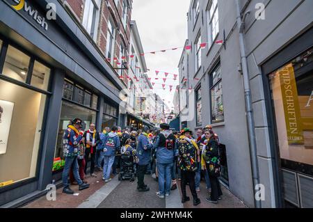 Visiteurs et fêtards pendant le Carnaval 2024 dans le centre-ville de Den Bosh. En raison de l’afflux massif de visiteurs cette année, la municipalité a demandé aux visiteurs potentiels s’ils pouvaient annuler leur visite. Le carnaval d’Oeteldonk est officiellement célébré du dimanche 11 février au mardi 13 février. 'S-Hertogenbosch change alors de nom en Oeteldonk pour l'événement. Le carnaval est un festival célébré à Den Bosch depuis plus de 550 ans et qui attire de nombreux visiteurs de l'extérieur de la ville. En raison du grand nombre de perturbations dans son passé et pour s'assurer que tout se passe bien Banque D'Images