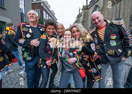 Visiteurs et fêtards posent pour une photo pendant le Carnaval 2024 dans le centre-ville de Den Bosh. En raison de l’afflux massif de visiteurs cette année, la municipalité a demandé aux visiteurs potentiels s’ils pouvaient annuler leur visite. Le carnaval d’Oeteldonk est officiellement célébré du dimanche 11 février au mardi 13 février. 'S-Hertogenbosch change alors de nom en Oeteldonk pour l'événement. Le carnaval est un festival célébré à Den Bosch depuis plus de 550 ans et qui attire de nombreux visiteurs de l'extérieur de la ville. En raison du grand nombre de perturbations dans son passé et de s'assurer que tout le monde Banque D'Images