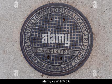 Une couverture de trou d'homme dans la ville de Madrid, Espagne Banque D'Images