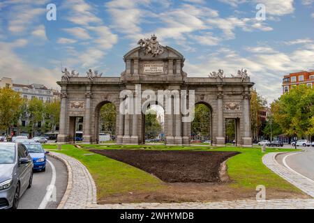 La Puerta de AlcalÃ¡ est Une porte néo-classique située sur la Plaza de la Independencia à Madrid, en Espagne Banque D'Images