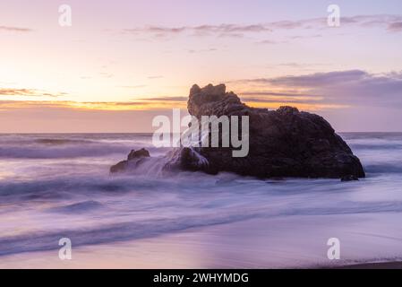 Wrights Beach, Comté de Sonoma, Californie du Nord, coucher de soleil, vagues côtières, rochers de mer, paysages océaniques, beauté côtière Banque D'Images