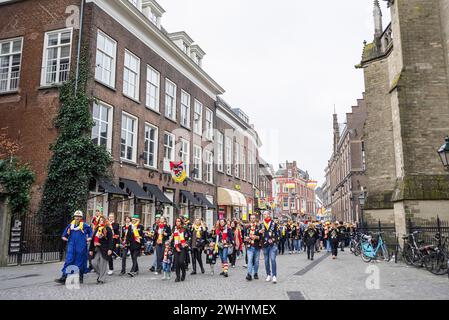 14 mars 2014, Den Bosh, pays-Bas : visiteurs et fêtards pendant le Carnaval 2024 dans le centre-ville de Den Bosh. En raison de l’afflux massif de visiteurs cette année, la municipalité a demandé aux visiteurs potentiels s’ils pouvaient annuler leur visite. Le carnaval d’Oeteldonk est officiellement célébré du dimanche 11 février au mardi 13 février. 'S-Hertogenbosch change alors de nom en Oeteldonk pour l'événement. Le carnaval est un festival célébré à Den Bosch depuis plus de 550 ans et qui attire de nombreux visiteurs de l'extérieur de la ville. En raison du grand nombre de perturbations dans son passé et Banque D'Images