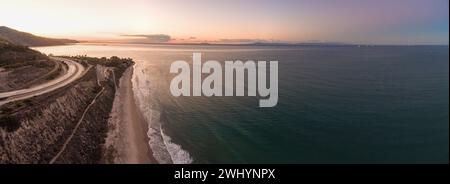 Aérien, Rincon Surf Spot, Californie du Sud, vagues parfaites, surf, coucher de soleil, vue sur l'océan, beauté côtière, Surf Break Banque D'Images