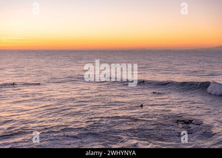 Personnes, surf, Campus point, UCSB, Early Morning Light, culture du surf en Californie, belles vagues, style de vie côtier Banque D'Images