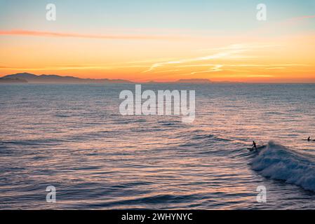 Personnes, surf, Campus point, UCSB, Early Morning Light, culture du surf en Californie, belles vagues, style de vie côtier Banque D'Images