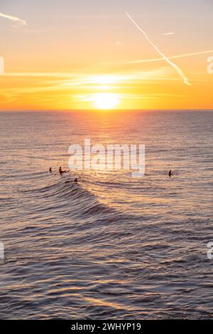 Personnes, surf, Campus point, UCSB, Early Morning Light, culture du surf en Californie, belles vagues, style de vie côtier Banque D'Images