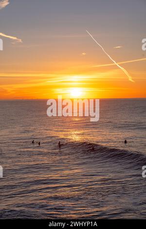 Personnes, surf, Campus point, UCSB, Early Morning Light, culture du surf en Californie, belles vagues, style de vie côtier Banque D'Images