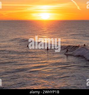 Personnes, surf, Campus point, UCSB, Early Morning Light, culture du surf en Californie, belles vagues, style de vie côtier Banque D'Images