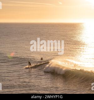 Personnes, surf, Campus point, UCSB, Early Morning Light, culture du surf en Californie, belles vagues, style de vie côtier Banque D'Images