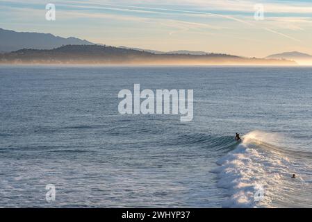 Personnes, surf, Campus point, UCSB, Early Morning Light, culture du surf en Californie, belles vagues, style de vie côtier Banque D'Images