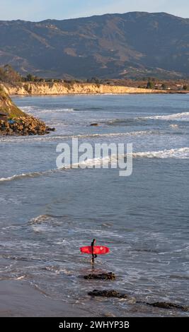 Personnes, surf, Campus point, UCSB, Early Morning Light, culture du surf en Californie, belles vagues, style de vie côtier Banque D'Images