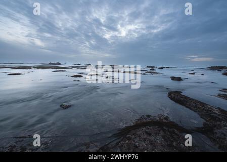 Mavericks, Big Wave Surfing, marée basse, Half Moon Bay, Port, côte, Californie, Surf Spot, Sports extrêmes, surf Banque D'Images