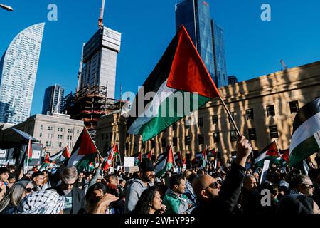 Toronto, Canada - 28 octobre 2023 : Guerre Israël-Hamas : des milliers de personnes prennent part à une manifestation pro-palestinienne appelant à un cessez-le-feu Banque D'Images