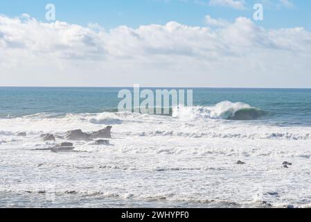 Spectateurs, Mavericks, Big Wave Surfing, bord de mer, littoral, surfeurs, sports extrêmes, adrénaline Banque D'Images