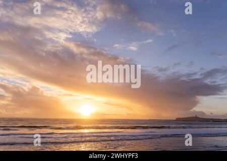 Coucher de soleil, Half Moon Bay, Océan Pacifique, brillant, soleil brillant, couleurs vives, littoral, Horizon, vue sur l'océan, panoramique, Golden Hour Banque D'Images