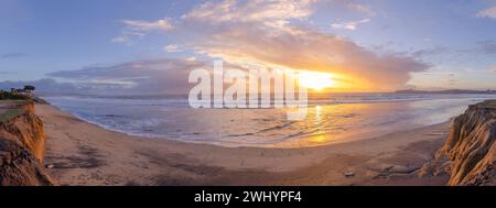 Coucher de soleil, Half Moon Bay, Océan Pacifique, brillant, soleil brillant, couleurs vives, littoral, Horizon, vue sur l'océan, panoramique, Golden Hour Banque D'Images