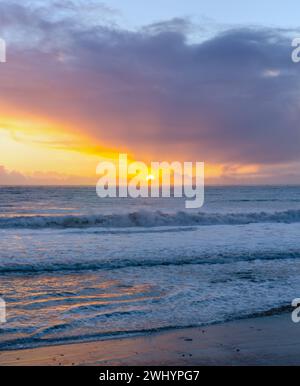 Coucher de soleil, Half Moon Bay, Océan Pacifique, brillant, soleil brillant, couleurs vives, littoral, Horizon, vue sur l'océan, panoramique, Golden Hour Banque D'Images