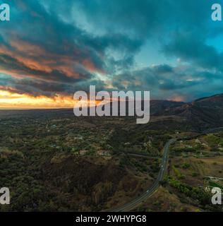 Aérien, image, Hwy 154, Santa Barbara Mountains, coucher de soleil, orageux, brillant, ciel, dramatique, panoramique, autoroute Banque D'Images