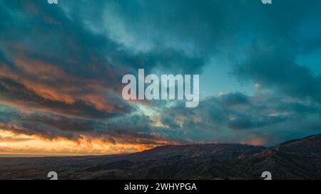 Aérien, image, Hwy 154, Santa Barbara Mountains, coucher de soleil, orageux, brillant, ciel, dramatique, panoramique, autoroute Banque D'Images