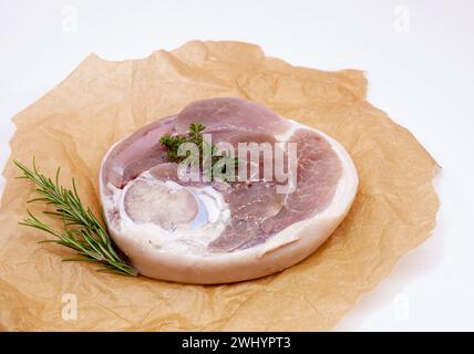 Tranche de jambe de bœuf salée avec des épices isolé sur fond blanc. Steak de bœuf rond, tranche de cuisse Banque D'Images