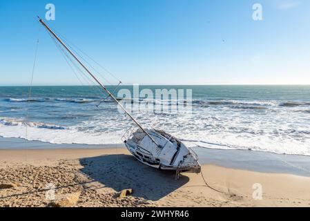 Yacht, naufrage, Sandy Beach, Santa Barbara Californie, dégâts causés par la tempête, changement climatique, catastrophe côtière, mésaventure nautique Banque D'Images