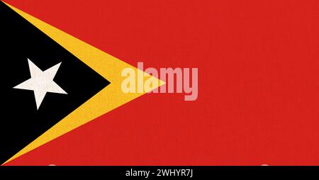 Drapeau du Timor oriental. Drapeau du Timor oriental sur la surface du tissu. Drapeau national du Timor oriental sur backgrou texturé Banque D'Images