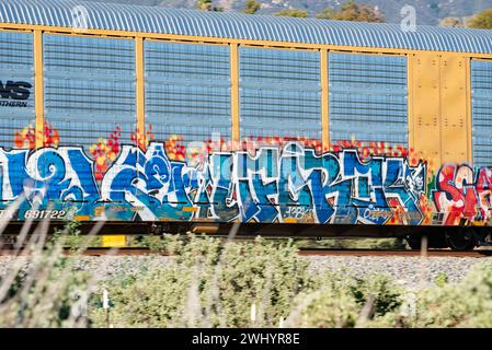 Graffiti, train de fret, Santa Barbara, Art urbain, Street Art, coloré, voitures de train, chemin de fer, Art graffiti, paysage urbain, art public Banque D'Images