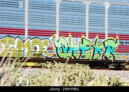 Graffiti, train de fret, Santa Barbara, Art urbain, Street Art, coloré, voitures de train, chemin de fer, Art graffiti, paysage urbain, art public Banque D'Images