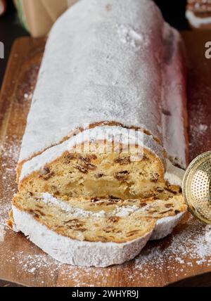 Pâtisseries de Noël en stollen saupoudré de sucre en poudre sur la table, dessert festif Banque D'Images