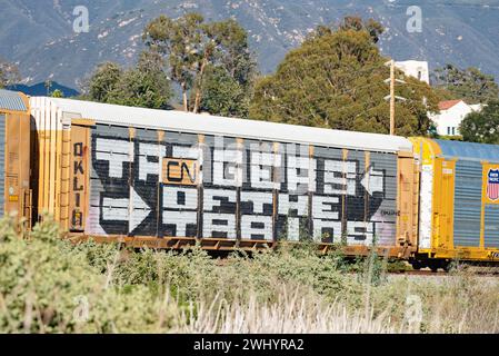 Graffiti, train de fret, Santa Barbara, Art urbain, Street Art, coloré, voitures de train, chemin de fer, Art graffiti, paysage urbain, art public Banque D'Images