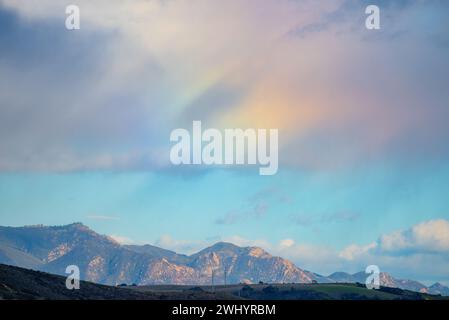 Arc-en-ciel, nuages élevés, cristaux de glace, montagnes Santa Barbara, phénomènes atmosphériques, SunDog, effet optique, Météo, météorologie Banque D'Images