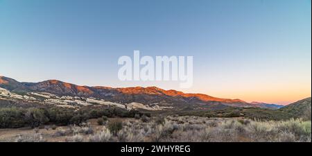 Sespe Wilderness, Ojai California, coucher de soleil panoramique, vues sur les montagnes, formation rocheuse Piedra Blanca, arrière-pays de Californie Banque D'Images