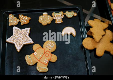 Des biscuits glacés colorés reposent sur une plaque de cuisson sur la table Banque D'Images