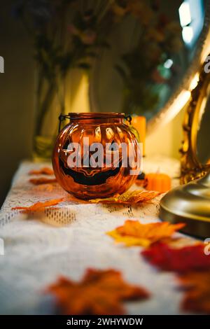 Halloween decorationsÂ arrière-plan. Tête de citrouille effrayante Halloween sur table en bois concept de vacances Halloween Banque D'Images