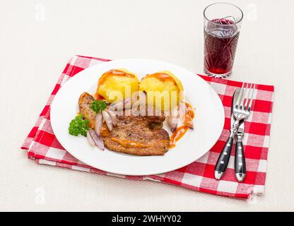 Foie de veau rôti avec échalotes, vin Banque D'Images