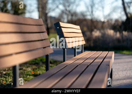 Banc vide dans un parc de la ville sans gens Banque D'Images