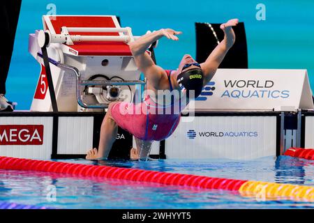 DOHA, QATAR - 12 FÉVRIER : Maaike de Waard, des pays-Bas, en compétition dans les manches du 100 m dos féminin le jour 11 : natation des Championnats du monde de natation de Doha 2024 le 12 février 2024 à Doha, Qatar. (Photo de MTB-photo/BSR Agency) Banque D'Images