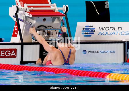 DOHA, QATAR - 12 FÉVRIER : Maaike de Waard, des pays-Bas, en compétition dans les manches du 100 m dos féminin le jour 11 : natation des Championnats du monde de natation de Doha 2024 le 12 février 2024 à Doha, Qatar. (Photo de MTB-photo/BSR Agency) Banque D'Images