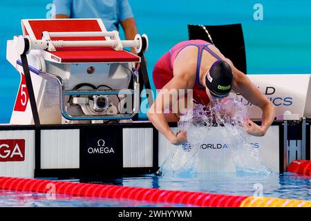 DOHA, QATAR - 12 FÉVRIER : Maaike de Waard, des pays-Bas, en compétition dans les manches du 100 m dos féminin le jour 11 : natation des Championnats du monde de natation de Doha 2024 le 12 février 2024 à Doha, Qatar. (Photo de MTB-photo/BSR Agency) Banque D'Images