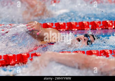 DOHA, QATAR - 12 FÉVRIER : Maaike de Waard, des pays-Bas, en compétition dans les manches du 100 m dos féminin le jour 11 : natation des Championnats du monde de natation de Doha 2024 le 12 février 2024 à Doha, Qatar. (Photo de MTB-photo/BSR Agency) Banque D'Images