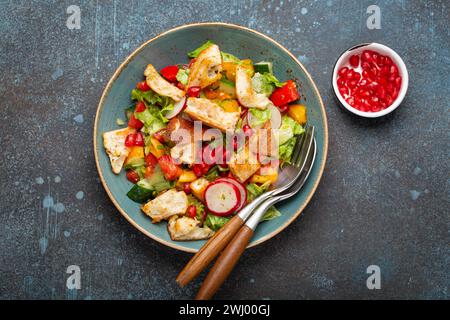 Plat traditionnel du Levant salade Fattoush, cuisine arabe, à base de croûtons de pain pita, légumes et herbes. Pâques moyennes en bonne santé Banque D'Images