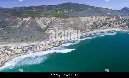 Photo aérienne, Mussel Shoals Beach, long Pier, HWY 101 CA, Ventura Coast, Carpinteria, Little Rincon, paysage côtier, autoroute 101 Banque D'Images