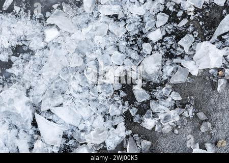 Morceaux de glace sur l'asphalte. Banque D'Images