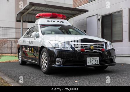 Yokohama, Japon. 11 février 2024. Une voiture de police vue à la boîte de police japonaise également connue sous le nom de 'Koban' à Kannai, Yokohama. Crédit : SOPA images Limited/Alamy Live News Banque D'Images